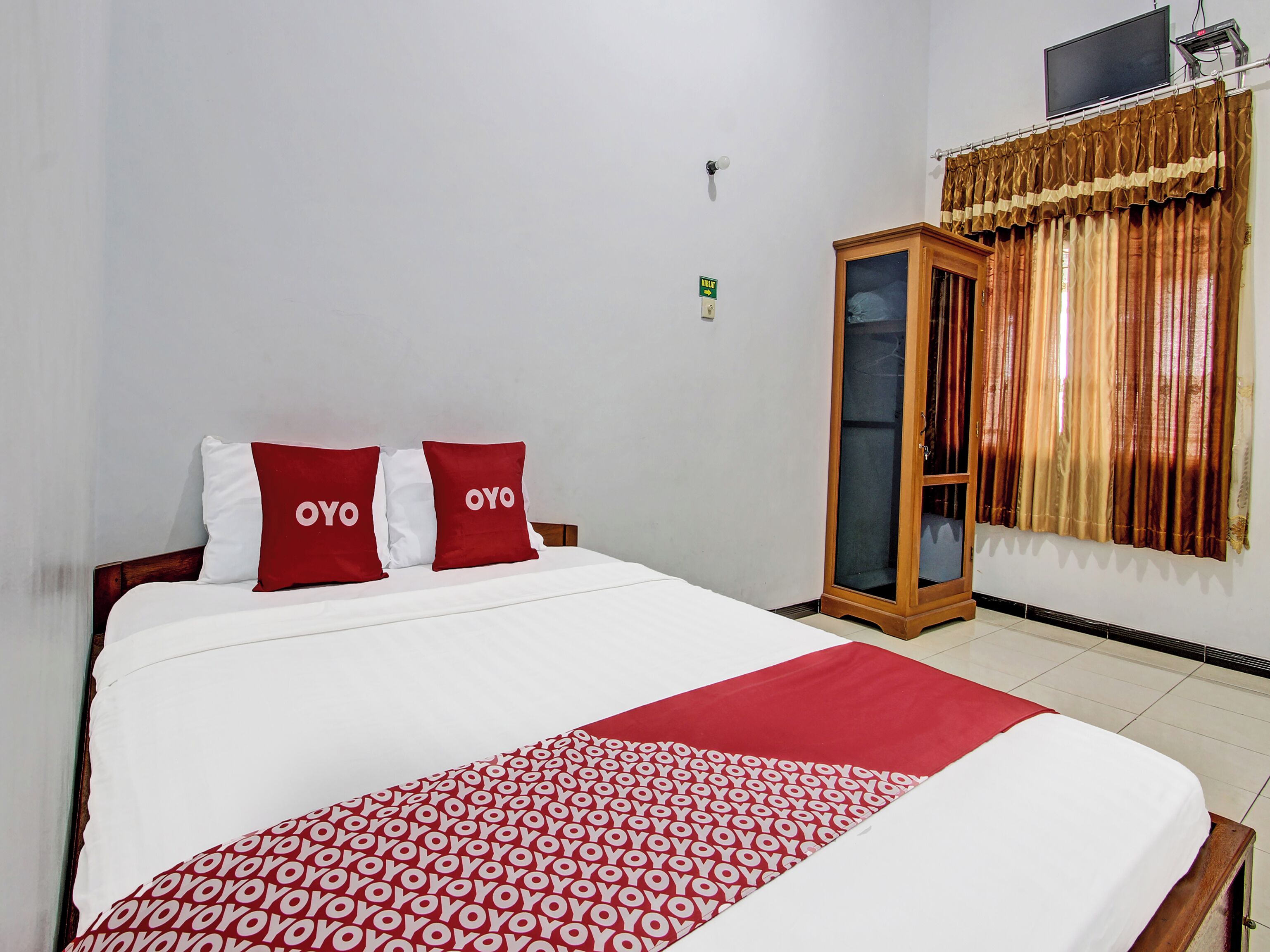 Laptop workspace, free WiFi, bed sheets