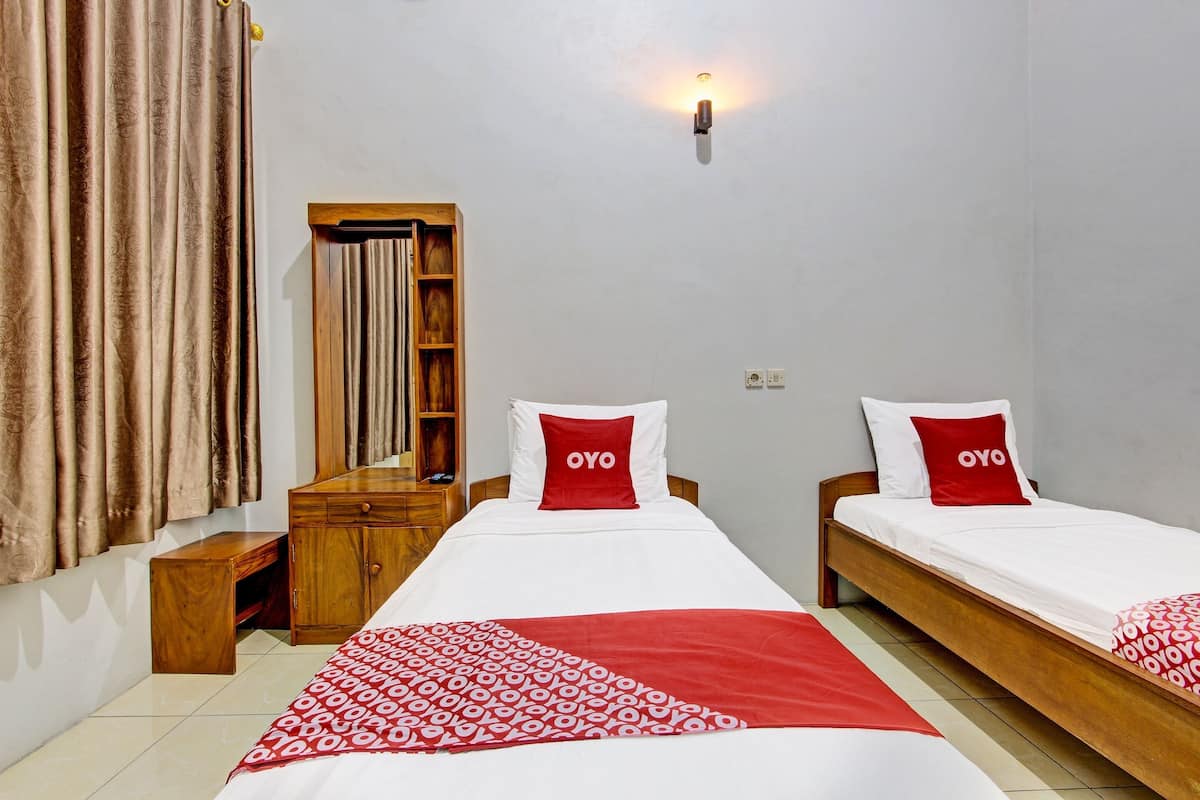 Deluxe Twin Room | Laptop workspace, free WiFi, bed sheets
