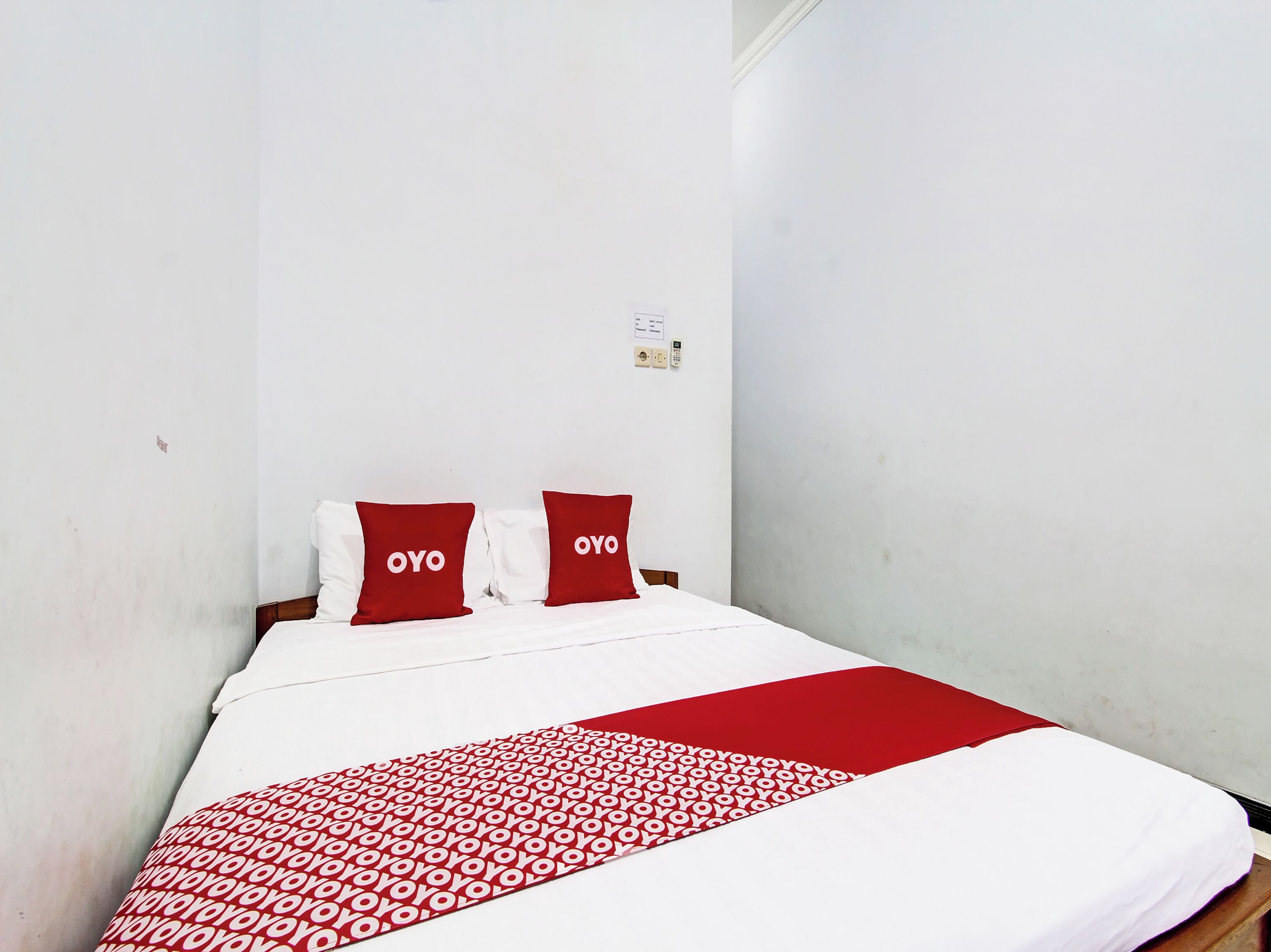 Laptop workspace, free WiFi, bed sheets