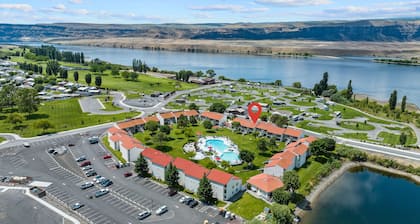 #156 Condo near large pool & shuttle to Gorge Amp-book separately