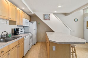 Fridge, microwave, oven, stovetop - #156 Condo near large pool & shuttle to Gorge Amp-book separately (Quincy)