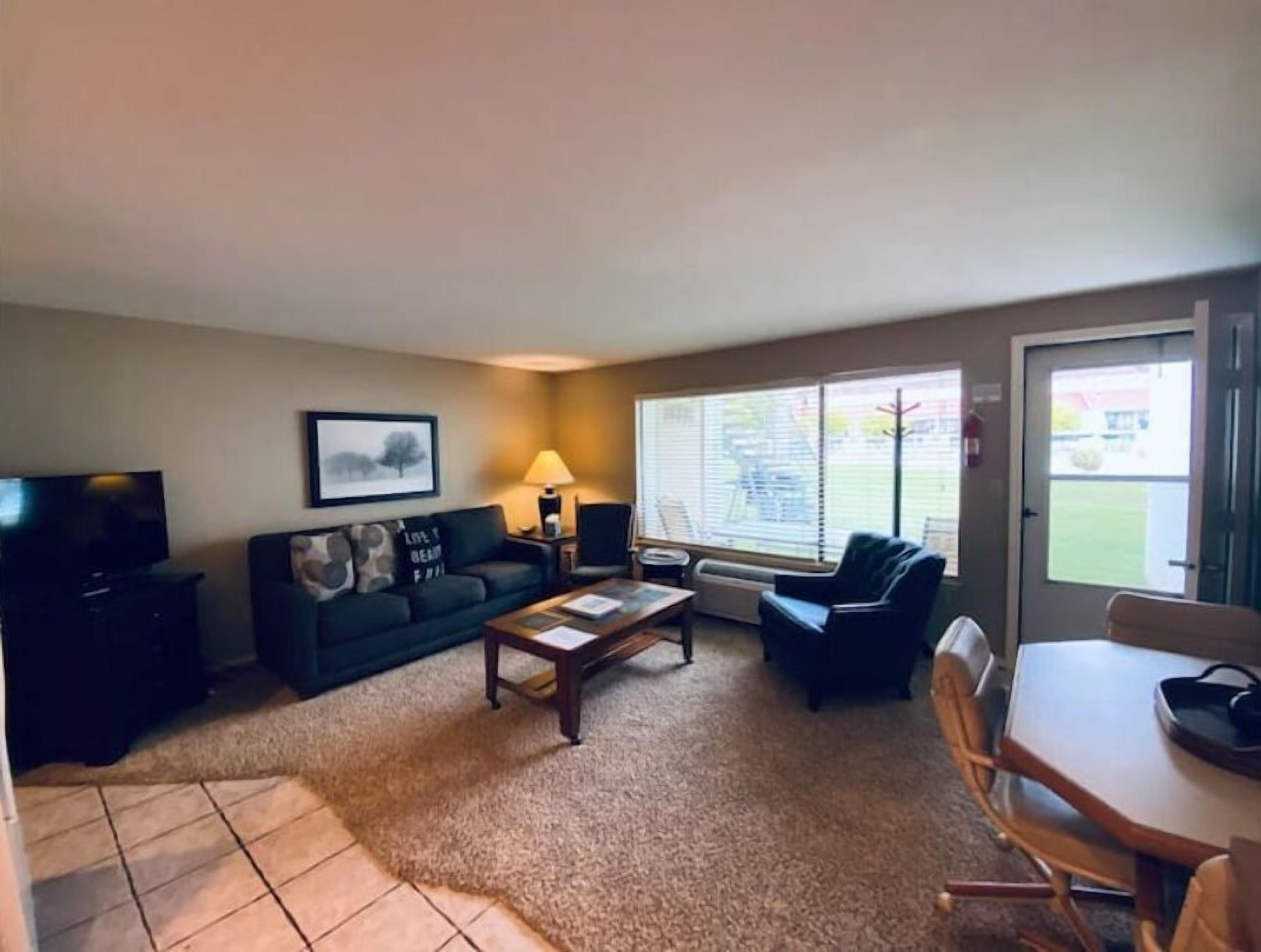 #157 Condo w/large pool & shuttle 2 Gorge Amp near