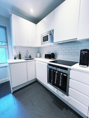 Apartamento, 1 cama King | Cozinha privada | Geladeira, micro-ondas, fogão, cooktop