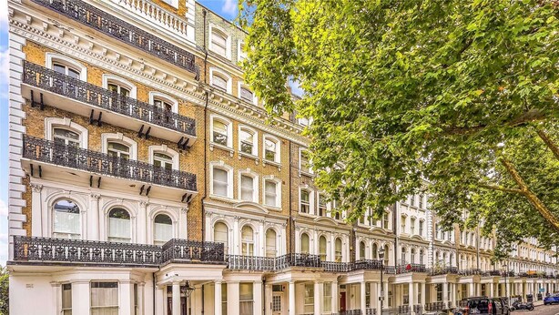 A row of traditional terraced houses with balconies, a tree-lined street, and parked cars. - Londwell - Luxury Knightsbridge Flat - Harrods (London)