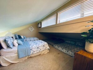 2 bedrooms, iron/ironing board, free WiFi, bed sheets - #162 Condo near large pool & shuttle to Gorge Amp-book separately (Quincy)