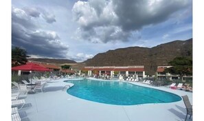 Utomhuspool och uppvärmd pool
