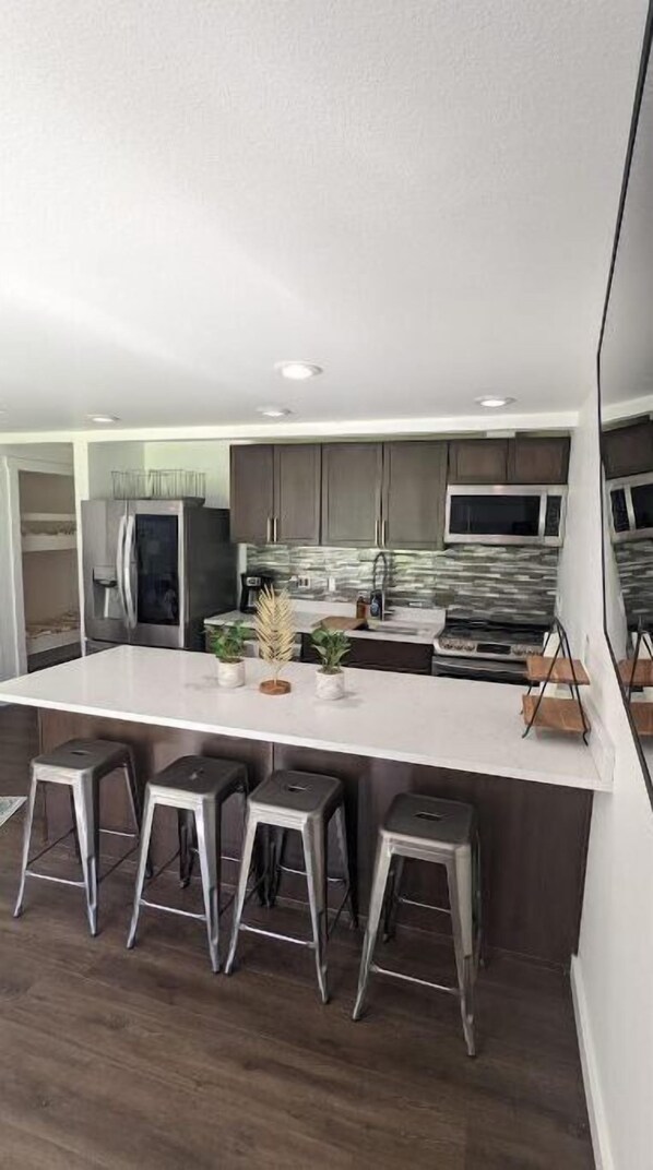 Refrigerador, microondas, horno, placa de cocina