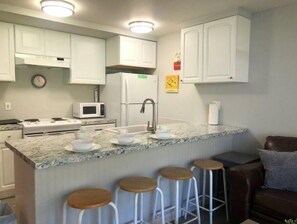 Fridge, microwave, oven, stovetop - #165 Condo w/large pool & shuttle to Gorge Amp-book separately (Quincy)