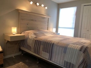 2 bedrooms, free WiFi, bed sheets - #165 Condo w/large pool & shuttle to Gorge Amp-book separately (Quincy)