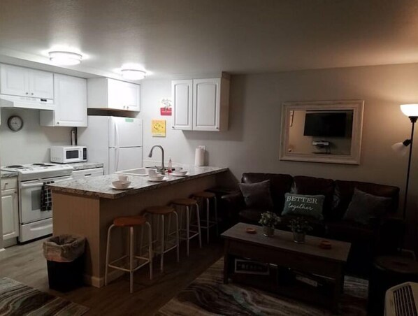 冷蔵庫、電子レンジ、オーブン、コンロ