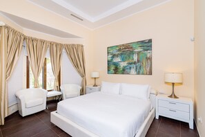 5 soverom, skrivebord, strykejern/-brett og reiseseng for barn