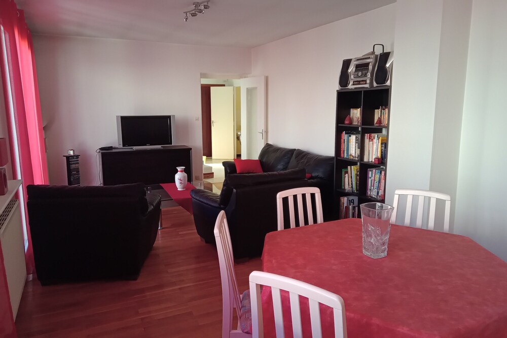 Town center and quiet. Small condominium of 5 apartments. 12 km from Saint-Etienne.