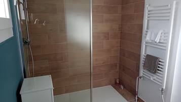 Douche, sĂšche-cheveux, serviettes fournies, savon