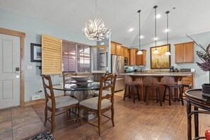 Dining - Moose Mgmt at Bear Hollow 1401 Top Floor-HotTub-Best Views-Fully Stocked Kitchen (Park City)