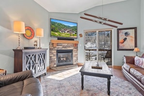 Smart TV, fireplace