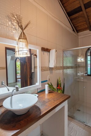 Traditional Quadruple Room | Bathroom | Towels, soap, shampoo, toilet paper - Pousada Villa Bahia (Porto Seguro)