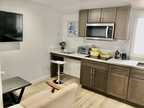 Een koelkast, een magnetron, een kookplaat