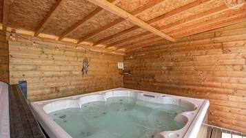 Perhemökki, 1 keskisuuri parisänky ja vuodesohva, poreamme (Alaska) | Yksityinen kuumavesiallas