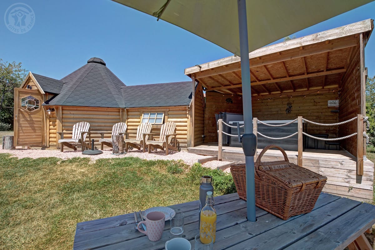 Cabane Familiale, 1 grand lit et 1 canapé-lit, bain à remous | Terrasse/Patio