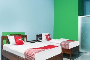 Quarto duplo standard | Espaço de trabalho para notebook, Wi-Fi de cortesia, roupa de cama