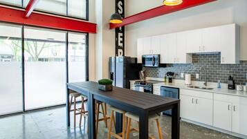 Réfrigérateur, micro-ondes, four, plaque de cuisson