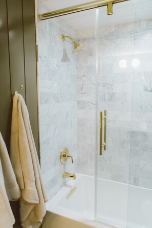 Dusche, Haartrockner, Handtücher, Seife
