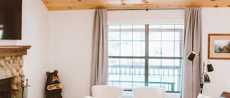 Smart-tv, een open haard, videospelletjes en boeken