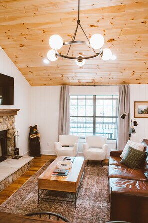 Smart TV, fireplace, video games, books - 4 miles to Dollywood! Modern Cottage with Hot Tub + Fire Pit + Arcade + 2 Bunks! (Pigeon Forge)