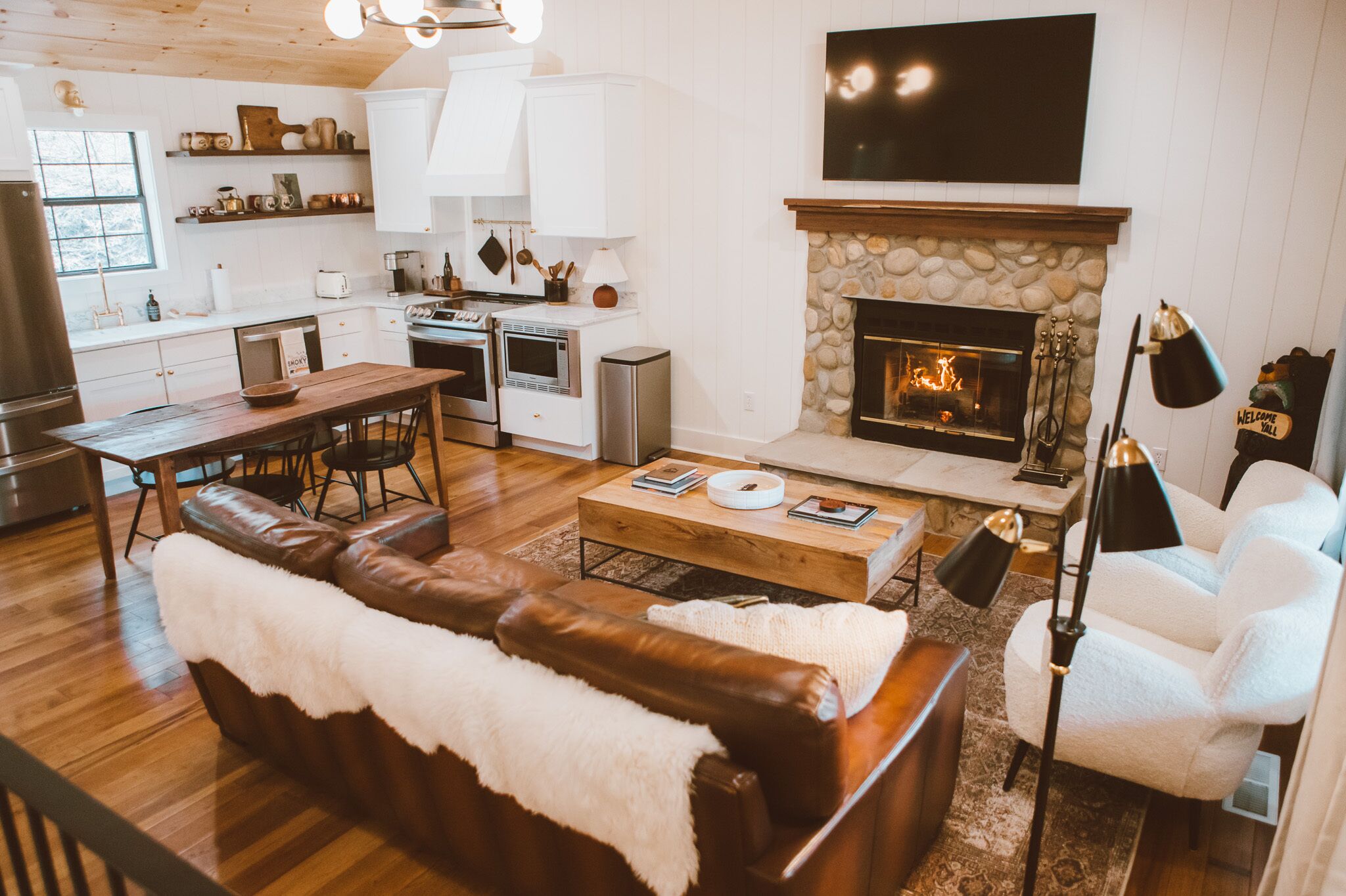 Smart-TV, Kamin, Videospiele, Bücher