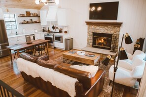 Una Smart TV, una chimenea, videojuegos, libros