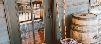 4 miles to Dollywood! Modern Cottage with Hot Tub + Fire Pit + Arcade + 2 Bunks!