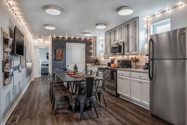 5 bedrooms - Close To Music Row Bright Homey 4bd Unit (Nashville)