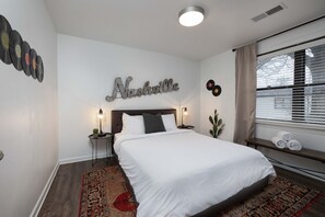 5 bedrooms - Close To Music Row Touchless 4bd Apartment (Nashville)