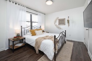 4 bedrooms - Close To Music Row Touchless 4bd Unit (Nashville)