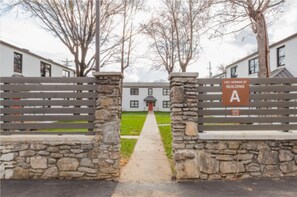 4 bedrooms - Close To Music Row Touchless 4bd Unit (Nashville)