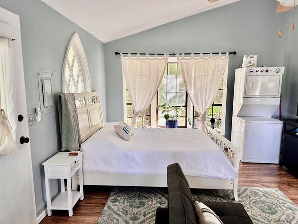 1 habitación, tabla de planchar con plancha, wifi gratis y ropa de cama