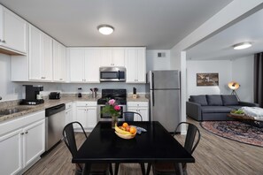 2 bedrooms - Stylish 2BD Apartment Near Music Row (Nashville)