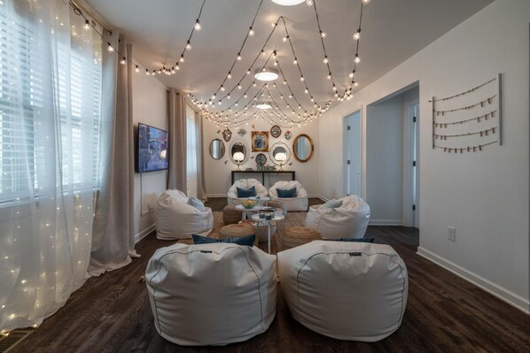 4 bedrooms - Close To Music Row Touchless Beautiful 4bd Unit (Nashville)