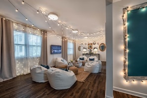 4 bedrooms - Close To Music Row Touchless Beautiful 4bd Unit (Nashville)