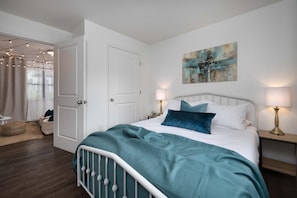 4 bedrooms - Close To Music Row Touchless Beautiful 4bd Unit (Nashville)