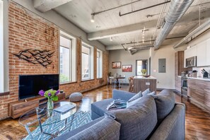 1 bedroom - Convention Center 1bd Steps From Shops (Dallas)