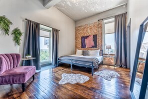 1 bedroom - Convention Center 1bd Steps From Shops (Dallas)