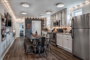 Unclassified image, 3 of 78, button - Close To Music Row Touchless Lovely 4bd Unit (Nashville)