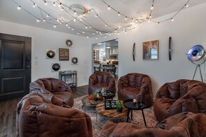 5 bedrooms - Close To Music Row Touchless Lovely 4bd Unit (Nashville)