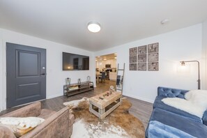 4 bedrooms - Close To Music Row Touchless 4bd (Nashville)