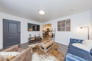 1 bedroom - Hip 1BD Apartment Near Downtown With Parking (Nashville)