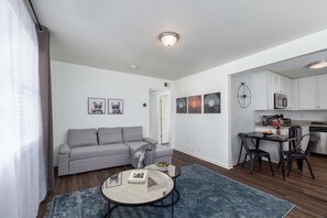 1 bedroom - Hip 1BD Apartment Near Downtown With Parking (Nashville)