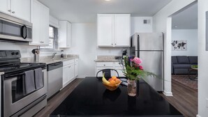 1 bedroom - Bright and Stylish 1BD Apartment Near Music Row (Nashville)
