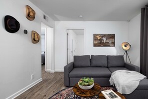 3 bedrooms - Stylish and Spacious 2BD Apt Near Music Row (Nashville)