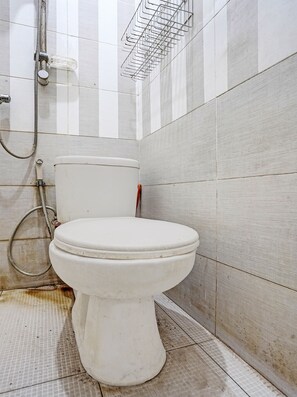 Standard Double Room | Bathroom | Shower, towels